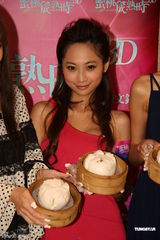 组图：《蜜桃成熟时33D》性感女星卖包子做宣传