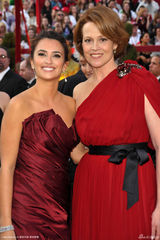 高清图：82届奥斯卡红毯 佩内洛普-克鲁兹红裙妖艳