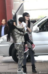 组图：林熙蕾挺大肚带女儿吃饭 小萝莉乖巧可爱