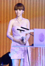 组图：柳岩紫罗兰裙玩“穿越” 搭档体育名嘴