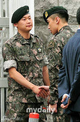 组图：韩星Rain正式退役 帅气行军礼湿眼眶