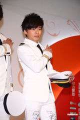组图：LOLLIPOP F新书签售上演帅气机师制服秀