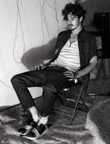 组图：赫德兰颓废造型登封面  黑白大片显魅力