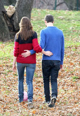 高清组图：安妮-海瑟薇和未婚夫纽约散步热吻