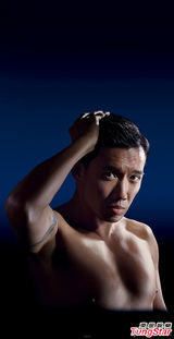 组图：杜汶泽赤裸上身拍广告 大秀诱人胸肌