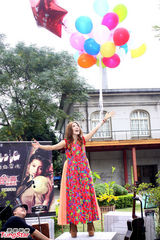 组图：梁心颐发新专辑草地开唱变身精灵