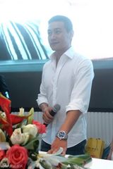 组图：陆毅成都出席活动 现场火爆险发踩踏事故