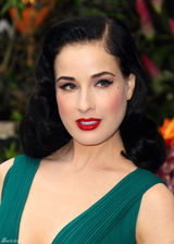 组图：黛塔-范-提斯深V长裙露完美胸线