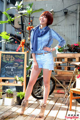 组图：杨谨华清新甜美 短裤亮相秀长腿