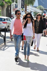 组图：杨幂刘恺威现身戛纳 悠闲甜蜜牵手散步