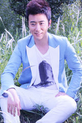 组图：高梓淇户外写真阳光帅气展温暖笑容