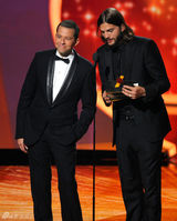 组图：艾美奖现场 阿什顿库彻与克莱尔登台颁奖
