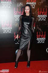 组图：阿Sa(蔡卓妍)笑指男友胸大要戴bra