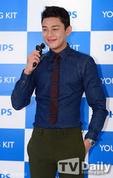 组图：刘亚仁亮相代言发布会 雅痞风帅气迷人