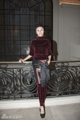 组图：袁泉酒红裙装优雅亮相巴黎秀场