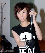 高清组图：容祖儿为音乐会彩排 看视频纪念杰克逊