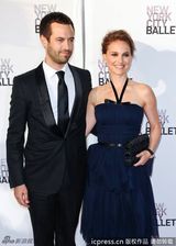 组图：娜塔丽优雅亮相春季舞会 与夫携手秀恩爱