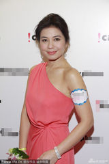 组图：钟楚红粉裙秀香肩 称想找懂厨艺男友作伴