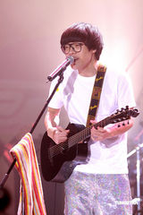 幻灯：卢广仲香港个唱尾场落幕 出席庆功宴兴奋难掩