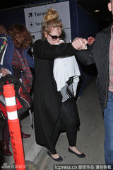 组图：阿黛尔产后素颜亮相 拿毯子遮儿子防偷拍