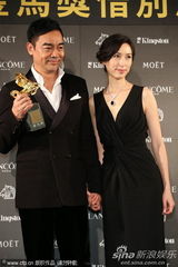 组图：金马奖闭幕庆功酒会获奖者开心亮相