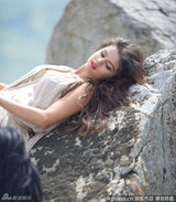 组图：赛琳娜拍新歌MV 黑色蕾丝裙爆乳花海热舞