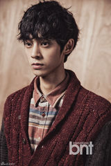 组图：韩歌手郑俊英时尚写真 展休闲绅士风