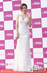 组图：全智贤性感亮相电影节红毯 女星走光露底