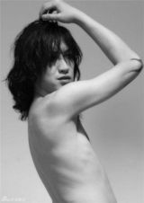 组图：MARC李元鹏化身恶魔秀百变 烟熏妆半裸出镜