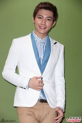 组图：炎亚纶亮相粉丝见面会 衣着帅气抢镜