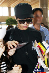 组图：张根硕等亮相机场赴日本参加音乐庆典