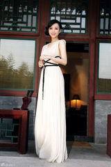 组图：张静初曝光活动花絮 梦幻意境穿越古城