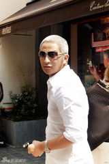 组图：吉杰欧洲旅游休闲照 全面备战西昌演唱会