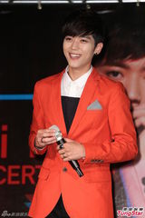 组图：Bii演唱会将与母相聚 撇整形自嘲有雀斑