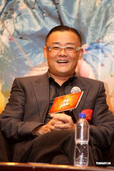 幻灯图：张静初深V裙展妩媚 黄晓明露无厘头坏笑 