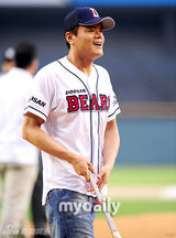 组图：闵孝琳朴振英担任棒球比赛开场嘉宾