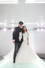 组图：刘璇开心试婚纱 薛佳凝莫慧兰任伴娘