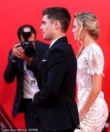 组图：《不顾一切》首映 埃夫隆帅气编剧美背抢镜