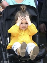 组图：贝嫂携子女团外出 小七亮黄衫卖萌抢镜