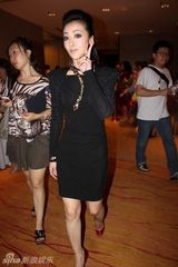 组图：陈紫函法老发型蛇形项链出位 女王气势逼人