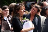 幻灯图：法国演员贝尔纳-吉欧多出殡 遗孀手捧鲜花