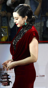 组图：范冰冰复古造型手提宝塔包亮相红毯