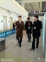 组图：李敏镐现身武汉 疯狂粉丝挤倒200斤记者