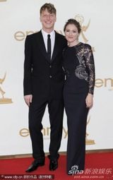 组图：艾美奖红毯 明星情侣大秀恩爱