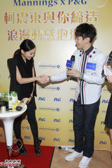 组图：柯震东出席代言阳光帅气引粉丝围观