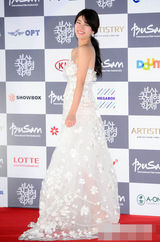 组图：秀智素色蕾丝纱裙现身红毯宛如公主