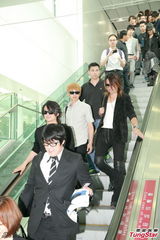 组图：日本摇滚乐队GLAY抵港 笑容满面展亲和力