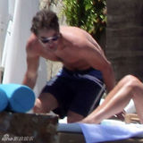 幻灯图：《绯闻女孩》男星克劳福德半裸秀肌肉