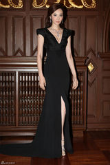 组图：吴佩慈深V礼服秀身材立志成为珠宝设计师