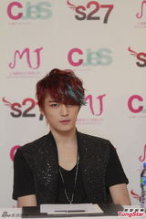 组图：韩星金在中开发布会 优雅亮相帅气魅惑